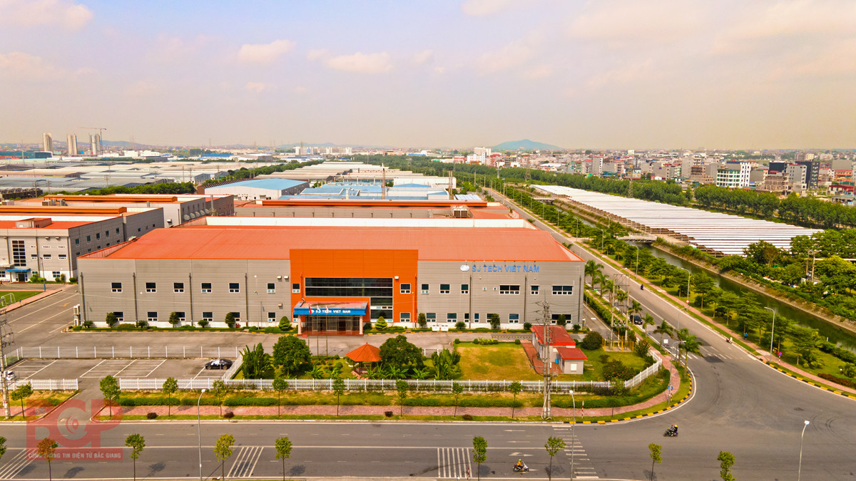 Công nghiệp là ngành kinh tế có nhiều tiềm năng của tỉnh Bắc Giang. Hiện tỉnh đã quy hoạch và triển khai nhiều khu công nghiệp (KCN) như KCN Đình Trám, KCN Song Khê - Nội Hoàng, KCN Vân Trung, KCN Quang Châu, KCN Hòa Phú.