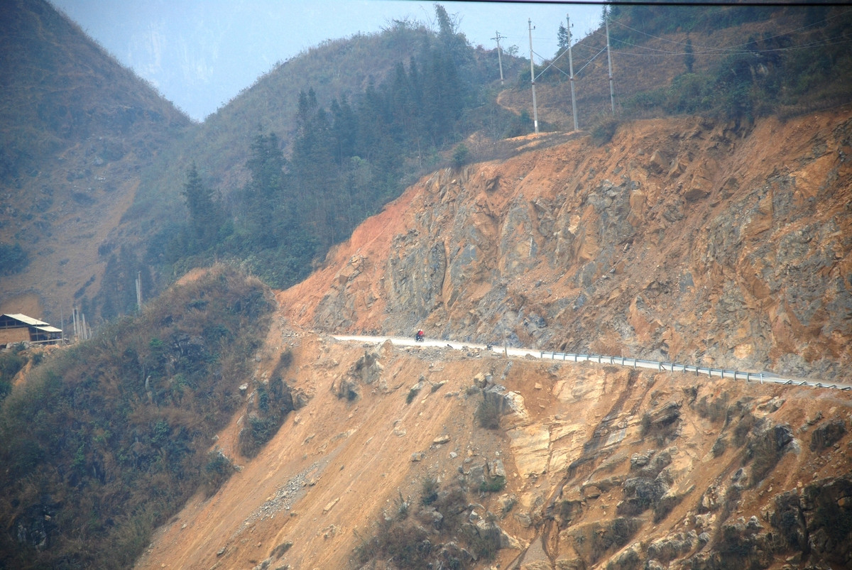 Tên đèo Pha Long bắt nguồn từ đỉnh đèo chạy qua chợ phiên Pha Long, một xã nhỏ thuộc địa phận Mường Khương – Lào Cai. 