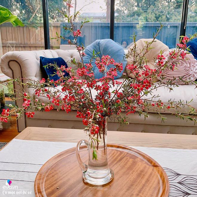 Chị thích cắm hoa theo cách tự do, nhẹ nhàng, thiên nhân hợp nhất để thể hiện sự hòa hợp giữa con người với thiên nhiên, trời đất. Vì thế, mỗi bình hoa chị cắm vô cùng đơn giản chỉ khoảng 10-15 phút, vừa không tốn nhiều thời gian, vừa đẹp.