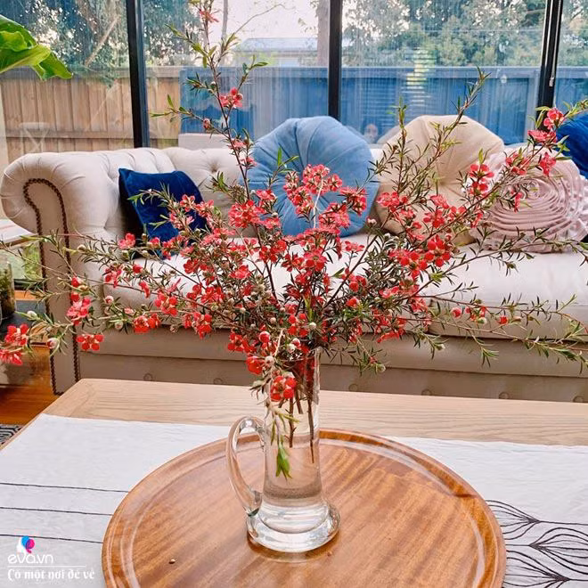 Chị thích cắm hoa theo cách tự do, nhẹ nhàng, thiên nhân hợp nhất để thể hiện sự hòa hợp giữa con người với thiên nhiên, trời đất. Vì thế, mỗi bình hoa chị cắm vô cùng đơn giản chỉ khoảng 10-15 phút, vừa không tốn nhiều thời gian, vừa đẹp.