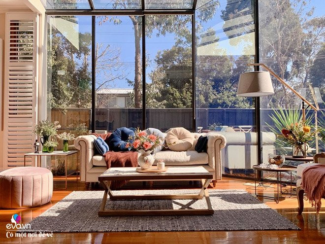 Chị Phương Bắc tâm sự, mỗi ngày sau giờ làm việc căng thẳng, sở thích của chị là “chơi” với hoa. Chị thích trồng hoa, chăm sóc những luống hoa rồi tận hưởng thành quả cắm và ngắm chúng cả ngày không chán.