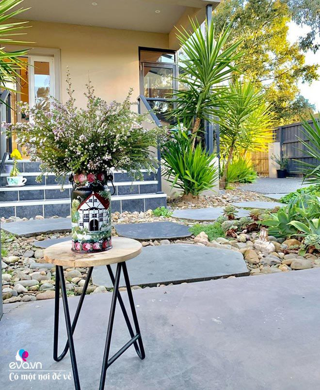 “Mình còn nhớ hôm đó là một sáng cuối thu như những ngày thu Hà Nội hôm nay, mình dậy rất sớm, vừa nghe chim hót, vừa cắt cỏ, sơ ý để cái máy cắt cỏ chém vạt mất 1 chút đầu ngón tay cái. Mình vào viện gần nhà mãi không cầm được máu, đầu ngón tay có nhiều dây thân kinh nên đau khủng khiếp, đau đớn hơn bất cứ lần mổ xẻ nào trước đó mình đã trải qua. Sau lần đó mình bị “hội chứng” sợ dao, sợ kéo,... sợ tất cả những gì có thể làm chảy máu tay nhưng rồi vì yêu hoa mình lại “dấn thân”, lại tiếp tục công việc trồng hoa, mà càng ngày dấn càng sâu hơn”, chị Bắc cười chia sẻ.