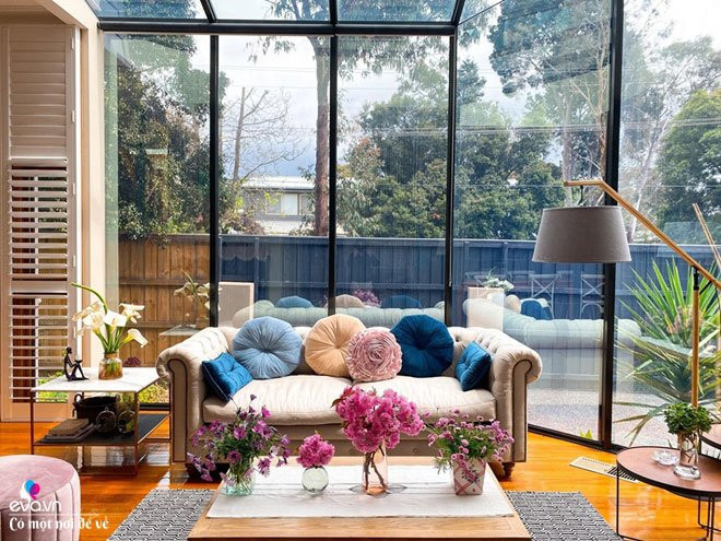 Chị Phương Bắc thổ lộ, chị yêu hoa, yêu cây đến đỗi khi sang Úc sinh sống chị luôn cố gắng xây dựng cho mình một không gian nhỏ để thỏa mãn niềm đam mê ấy. Chị dành diện tích 450m2 để trồng 100 loại cây khác nhau đan xen, từ cây tầm cao để lấy bóng mát đến cây tầm trung, tầm thấp, hoa và cây ăn quả.