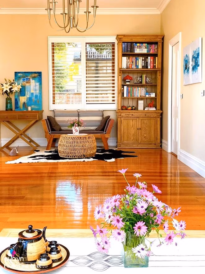 Bị tai nạn ở tay vẫn "dấn thân" vào trồng hoa. Chia sẻ về niềm đam mê dành cho hoa của mình, chị Phương Bắc cho biết, chị thích hoa từ nhỏ và bắt đầu trồng hoa cách đây 10 năm. Vì tình yêu dành cho hoa nên dù từng gặp phải một tai nạn dẫn đến hội chứng sợ dao kéo, chị vẫn cố gắng vượt qua và dấn thân vào.