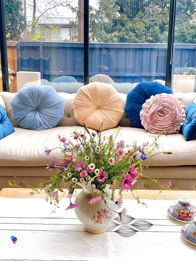 Để cho các cây hài hòa trong khu vườn chị phải bố trí phù hợp, tính toán rất kỹ lưỡng trồng cây gì, ở đâu sao cho vừa thẩm mỹ vừa phù hợp với hướng ánh sáng, đặc tính của cây. “Trồng cây to để lấy bóng mát nhưng không nên trồng nhiều cây to sẽ che hết nắng của các cây tầm trung và tầm thấp, màu sắc của các nhóm cây trồng gần nhau cũng nên hài hòa, tương đồng,…”, chị Phương Bắc cho biết.