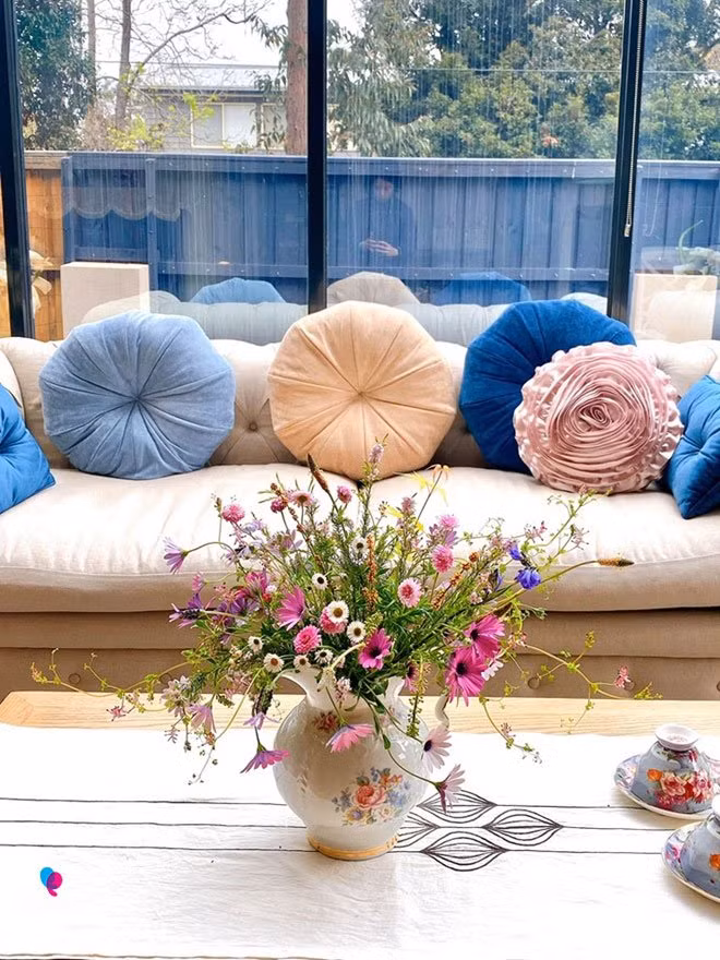 Để cho các cây hài hòa trong khu vườn chị phải bố trí phù hợp, tính toán rất kỹ lưỡng trồng cây gì, ở đâu sao cho vừa thẩm mỹ vừa phù hợp với hướng ánh sáng, đặc tính của cây. “Trồng cây to để lấy bóng mát nhưng không nên trồng nhiều cây to sẽ che hết nắng của các cây tầm trung và tầm thấp, màu sắc của các nhóm cây trồng gần nhau cũng nên hài hòa, tương đồng,…”, chị Phương Bắc cho biết.