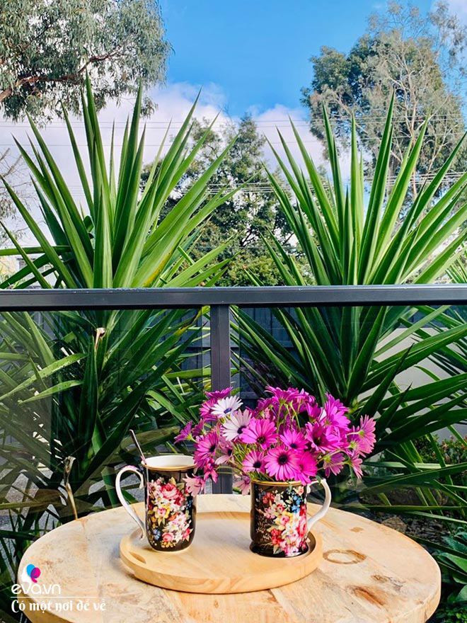 Hàng ngày cứ vào buổi sáng sớm khi sương mai còn đọng trên những cánh hoa chị lại ra vườn cắt những đóa hoa tươi thắm về tranh thủ 15 phút đầu ngày để cắm. Sau khi cắm xong chị say đắm ngắm nhìn thành quả rồi tìm những vị trí thích hợp trong nhà đặt chúng, từ phòng khách, phòng ăn, phòng ngủ, phòng làm việc, thậm trí cả phòng tắm, những nơi có ánh sáng và không gian phù hợp.