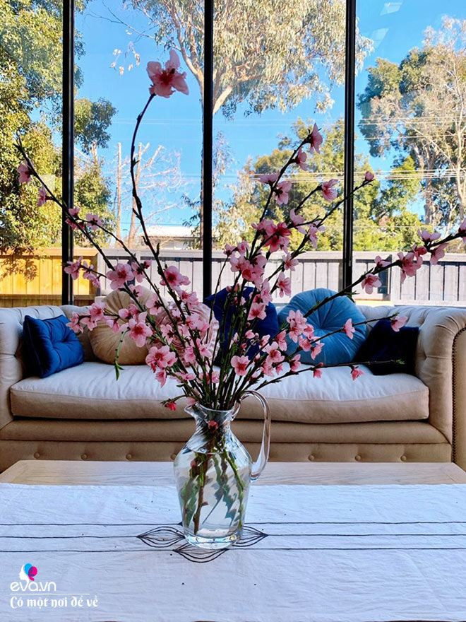 Kể từ khi có khu vườn trồng cây, hoa, chị Phương Bắc cũng bắt đầu cắm hoa và đam mê cắm hoa hơn. Chị thường cắt những bông hoa trong vườn về cắm trang trí cho căn nhà nhỏ của mình. Mỗi ngày lại là một loại hoa khác nhau nên căn nhà của chị lúc nào cũng mang lại cảm giác tươi mới và tràn đầy sức sống. Mặc dù chỉ cắm chơi vì chưa từng học và tìm hiểu sâu về cắm hoa nhưng những bình hoa của chị cũng khiến mọi người vô cùng bất ngờ và nức lời khen.