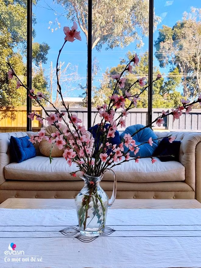 Kể từ khi có khu vườn trồng cây, hoa, chị Phương Bắc cũng bắt đầu cắm hoa và đam mê cắm hoa hơn. Chị thường cắt những bông hoa trong vườn về cắm trang trí cho căn nhà nhỏ của mình. Mỗi ngày lại là một loại hoa khác nhau nên căn nhà của chị lúc nào cũng mang lại cảm giác tươi mới và tràn đầy sức sống. Mặc dù chỉ cắm chơi vì chưa từng học và tìm hiểu sâu về cắm hoa nhưng những bình hoa của chị cũng khiến mọi người vô cùng bất ngờ và nức lời khen.