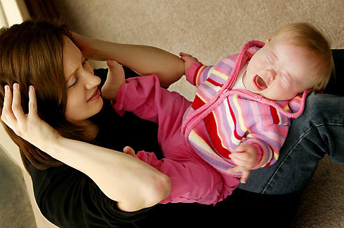 Biện pháp là bố mẹ thử tỏ thái độ “phớt lờ”, khi phát ra tín hiệu mà không thấy cha mẹ hồi đáp, các bé sẽ chán và biết cách chấm dứt thói ăn vạ, mè nheo.