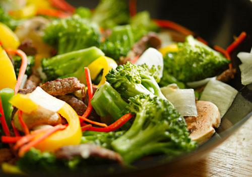 Hầu hết các bà nội trợ đều thiếu sắt và có dấu hiệu thiếu sắt vì thế bạn có thể bổ sung thêm sắt bằng một số thực phẩm giàu chất sắt trong tự nhiên như thịt đỏ, gan, lòng đỏ trứng, cải bó xôi, các loại đậu.