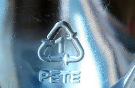 Ký hiệu số 1: Là nhựa PET, PETE. Sản phẩm là chai nước ngọt, nước suối, hộp dựng bơ, tương, nước xúc miệng. Đây là sản phẩm chỉ dùng 1 lần. Vì bề mặt sản phẩm cho phép vi khuẩn bám và phát triển cũng như sau mỗi lần sự dụng sản phẩm sinh ra hóa chất độc hại có thể gây ung thư. Với loại nhựa này sau khi sử dụng xong nhớ bỏ đi và đừng nên tận dụng để sử dụng lại.