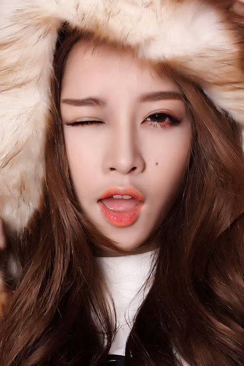 Chi Pu - Nguyễn Thùy Chi có thể thành ngọc nữ điện ảnh mới? Từ xuất phát điểm là một hotgirl, Chi Pu được các bạn trẻ yêu mến. Trong vòng 2 – 3 năm trở lại đây, sức nóng của Chi Pu tăng dần, cô lấn sân sang nhiều lĩnh vực khác nhau, từ việc chỉ là một người mẫu ảnh, cô tập tành trở thành dancer, rồi tham gia những dự án phim nhỏ và gần đây nhất là tự làm đạo diễn, đầu tư sản xuất những bộ phim mang dấu ấn riêng. Dần dần, cái tên Chi Pu nổi tiếng “trên diện rộng” và tạo được những hiệu ứng tốt.