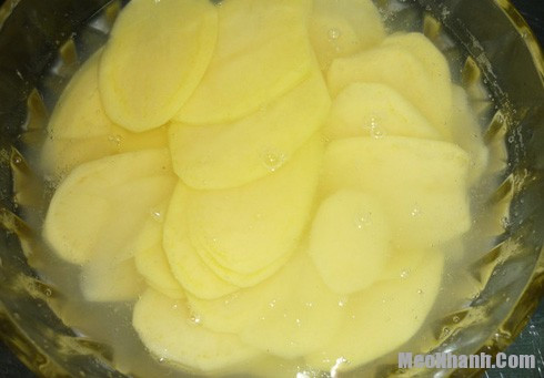 Bước 3: Đun sôi một nồi nước, cho khoai vào luộc trong khoảng 5 phút rồi vớt ra để ráo. Bạn lưu ý chỉ luộc vừa đủ thời gian thì mứt khoai mới dẻo và không bị nát.