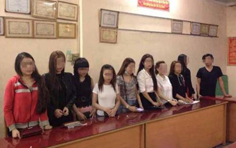 Đột kích nhà hàng Quỳnh Hương, phát hiện nhiều tiếp viên ăn mặc mát mẻ tiếp khách