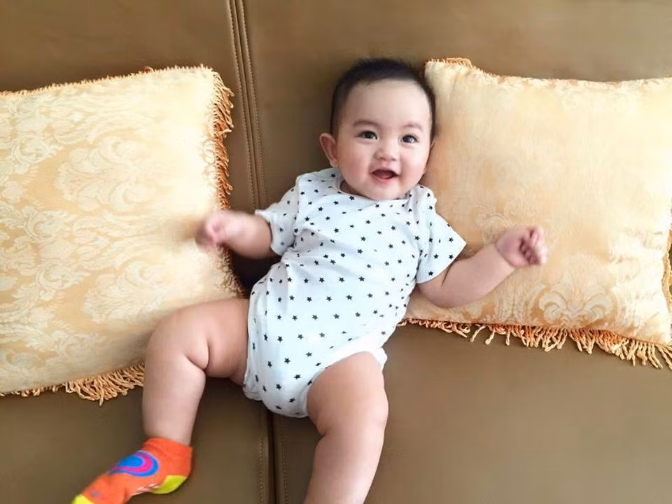 Những bức hình khác của con trai được Khánh Thi chia sẻ