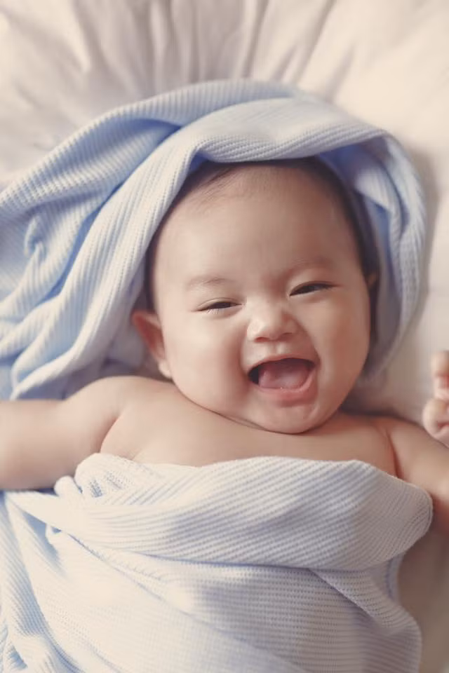 Con trai Khánh Thi cười tươi hết cỡ trong một bức hình khác.