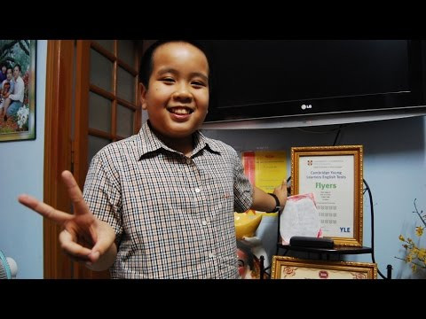 Tự làm ra đồ chơi từ những đồ vật sẵn có là 1 trong 8 trò mà Đỗ Nhật Nam chơi mãi không chán. Mẹ Nhật Nam thường giữ lại những vật dụng như: cốc nhựa, cây đè lưỡi, que kem, ống hút... và khuyến khích Nam tự làm ra những đồ chơi của mình.