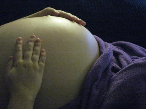 Be 4 tuoi khoi benh ung thu mac tu trong bao thai