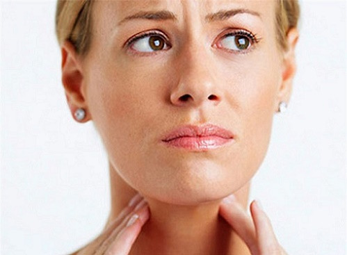 Nếu bạn có cảm giác hạch khá cứng thì đây có thể là dấu hiệu của bệnh ung thư. Trong trường hợp sờ vào có cảm giác hạch khá mềm, thì có thể đây chỉ là hạch nổi do cơ thể viêm nhiễm thông thường, không cần quá lo lắng.