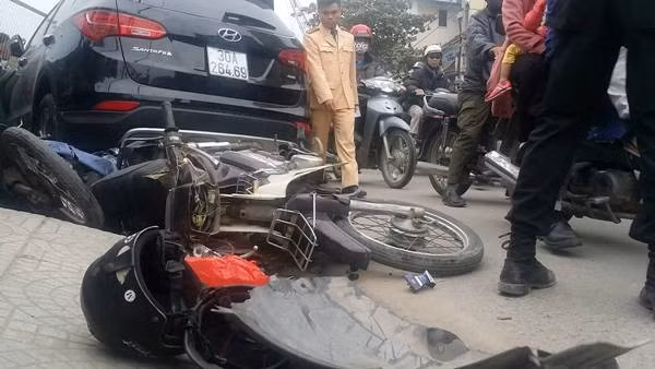 Tai nạn xe cộ cũng dễ xảy ra với bé dịp Tết vì chúng thường tụ tập đùa nghịch đuổi nhau mà không để ý xung quanh. Đôi khi vì vui đùa mà trẻ con lao ra đường dẫn tới bị xe đâm phải bị tai nạn nghiêm trong.