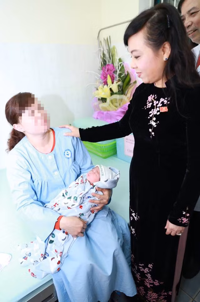 Bộ trưởng Nguyễn Thị Kim Tiến cũng đánh giá cao nỗ lực của Bệnh viện Phụ sản Trung ương và Trung tâm Hỗ trợ sinh sản quốc gia, đã thực hiện thành công trường hợp mang thai hộ đầu tiên của cả nước. Đồng thời ghi nhận kỹ thuật mang thai hộ tại nước ta đã ngang tầm thế giới.