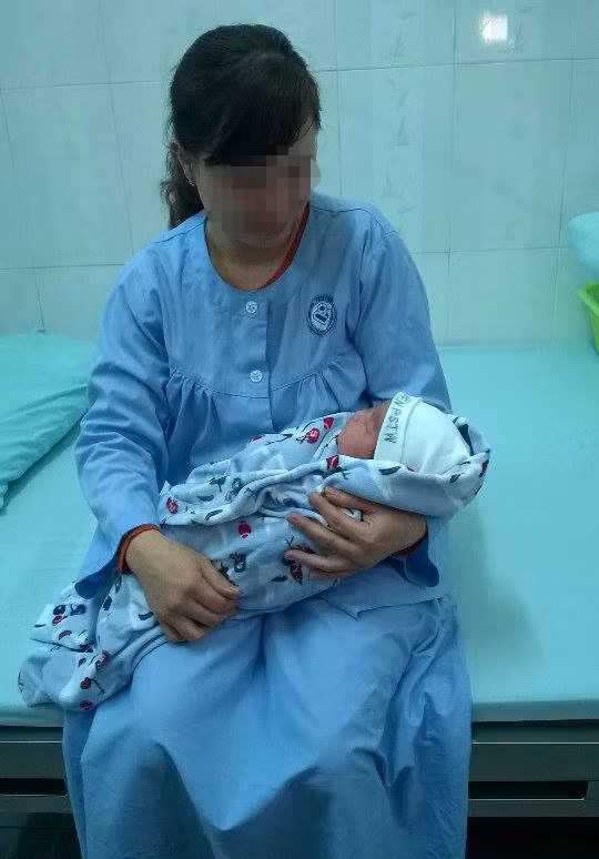 Ngày mai, sản phụ và cháu bé được xuất viện. Vợ chồng người nhờ mang thai hộ quê ở Ninh Bình, cưới nhau gần 20 năm, nay mới có con. Người mang thai hộ 46 tuổi là chị họ của bố cháu bé.