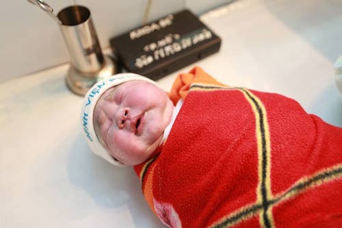 Bé gái mang thai hộ đầu tiên ở nước ta đã chào đời lúc 7h18 phút sáng nay tại BV Phụ sản Trung ương trong sự vỡ òa hạnh phúc của cha mẹ và các bác sĩ.