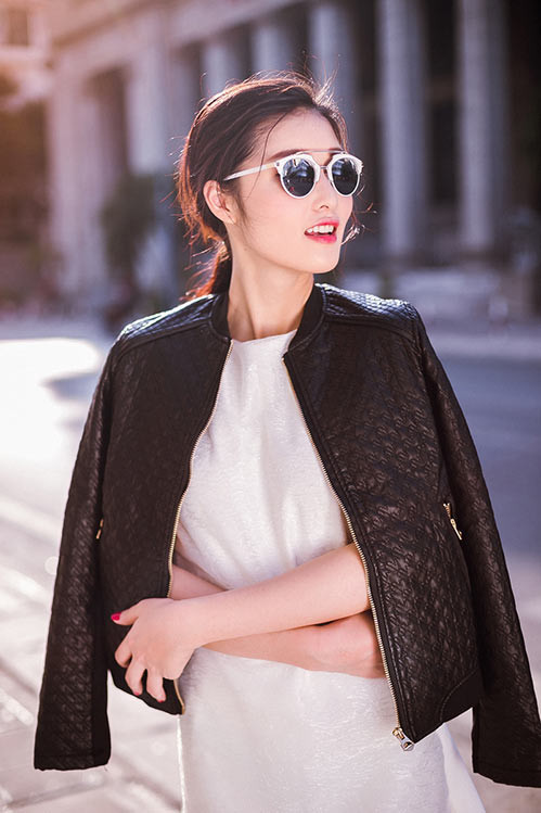 Triệu Thị Hà: Được xem là tay ngang trong bộ môn nghệ thuật thứ 7, nhưng Triệu Thị Hà chưa bao giờ tỏ ra mình kém cạnh trên con đường chinh phục hàng triệu khán giả màn ảnh nhỏ. Sau những ồn ào không mong muốn, Triệu Thị Hà quay trở lại với hình tượng mới, tươi trẻ và sang trọng hơn hẳn, bên cạnh đó, cô muốn khẳng định rằng mình không phải là “người đẹp đi đóng phim”, cô sẽ dùng khả năng của bản thân để chinh phục khán giả.