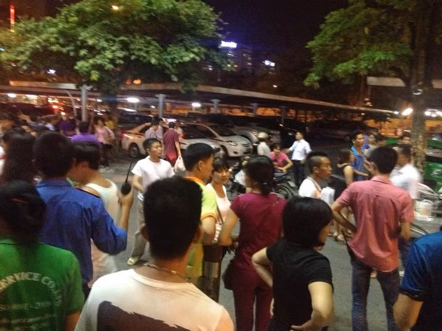 Nam thanh nien tu tu trong nha ve sinh cua BigC