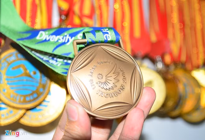 Tấm HCĐ ASIAD mà Ánh Viên nhận được cuối năm ngoái ở Incheon. Ở giải đấu này, cô đoạt HCĐ ở nội dung 200 m ngửa nữ và 400 m hỗn hợp. Đây là huy chương châu lục đầu tiên của thể thao Việt Nam ở môn bơi.