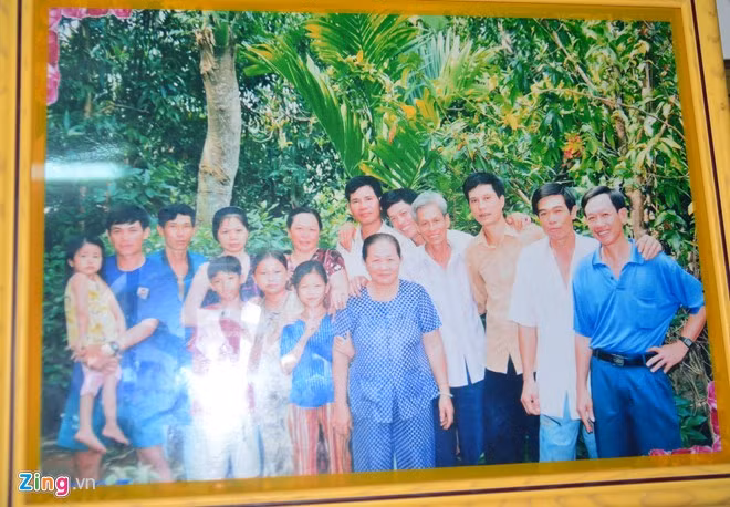 Một tấm ảnh hiếm hoi, Ánh Viên chụp ảnh với đại gia đình. Ánh Viên là cô gái mặc áo màu xanh, đứng cạnh bà nội. Bố mẹ cô cho biết gia đình hiếm khi chụp ảnh cùng nhau. Gia đình cô đang ở ấp Ba Cao, xã Giai Xuân, huyện Phong Điền, TP Cần Thơ.