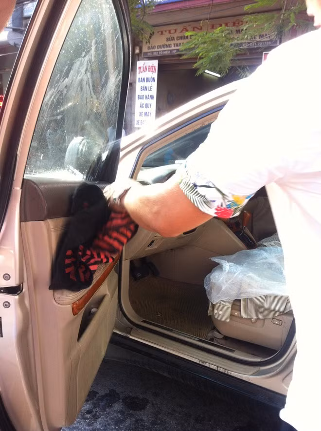 Tat axit da man doi nam nu tren xe Lexus