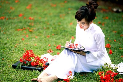 Ông kể thêm, bài thơ Thời hoa đỏ được đăng ở tạp chí Văn nghệ Quân đội sau đó, bài thơ được đăng trong thi tập 99 bài thơ tình.