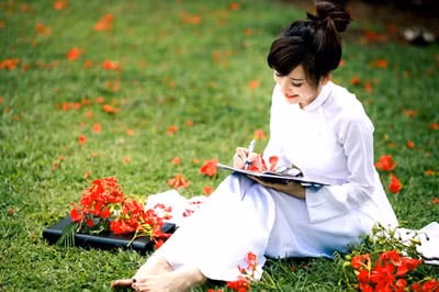 Ông kể thêm, bài thơ Thời hoa đỏ được đăng ở tạp chí Văn nghệ Quân đội sau đó, bài thơ được đăng trong thi tập 99 bài thơ tình.