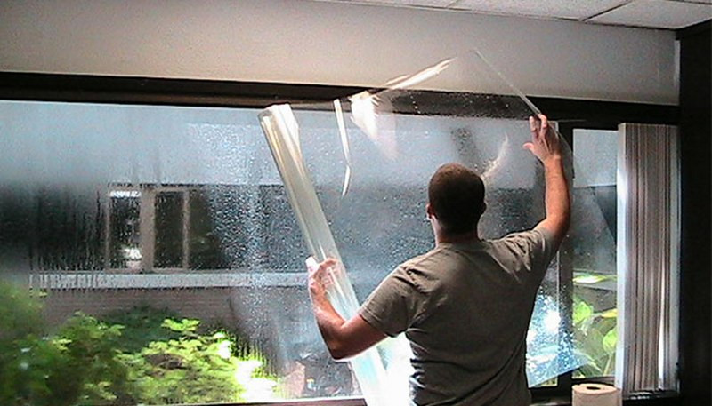 Với nguyên lý hấp thụ nhiệt: Nhiệt từ mặt trời truyền đến bề mặt phim sẽ được phim hấp thụ trên bề mặt. 