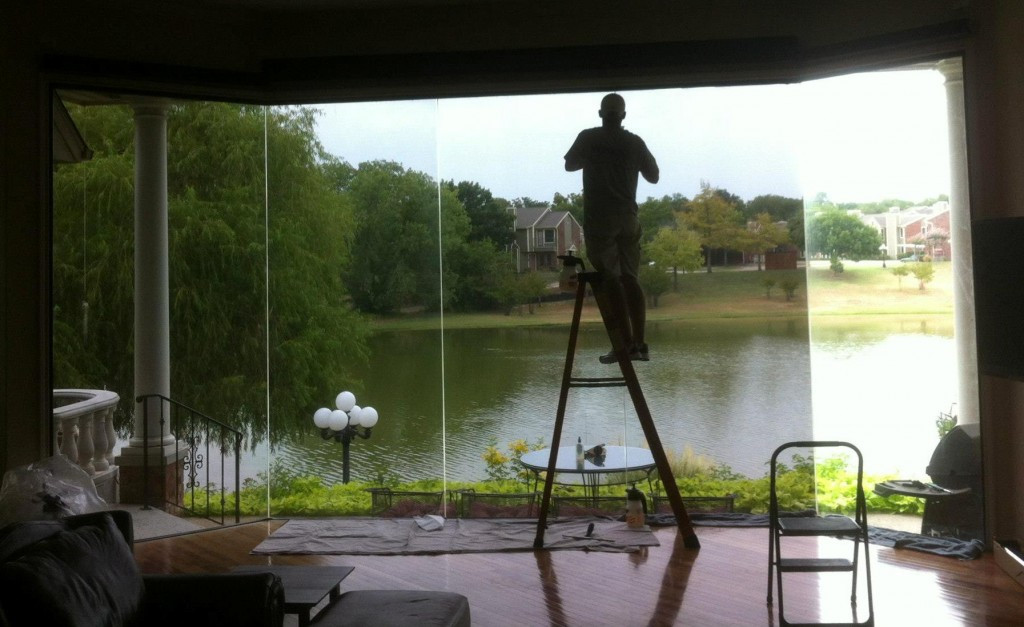 Phim cách nhiệt gồm 3 lớp. Lớp bề mặt có tác dụng che mờ và cách nhiệt, chống nóng. Lớp keo dính đóng vai trò kết dính lớp bề mặt với kính bằng một lớp keo chuyên dụng không. Lớp bảo vệ keo dùng để bảo vệ lớp keo dính khi chưa dán lên bề mặt kính.