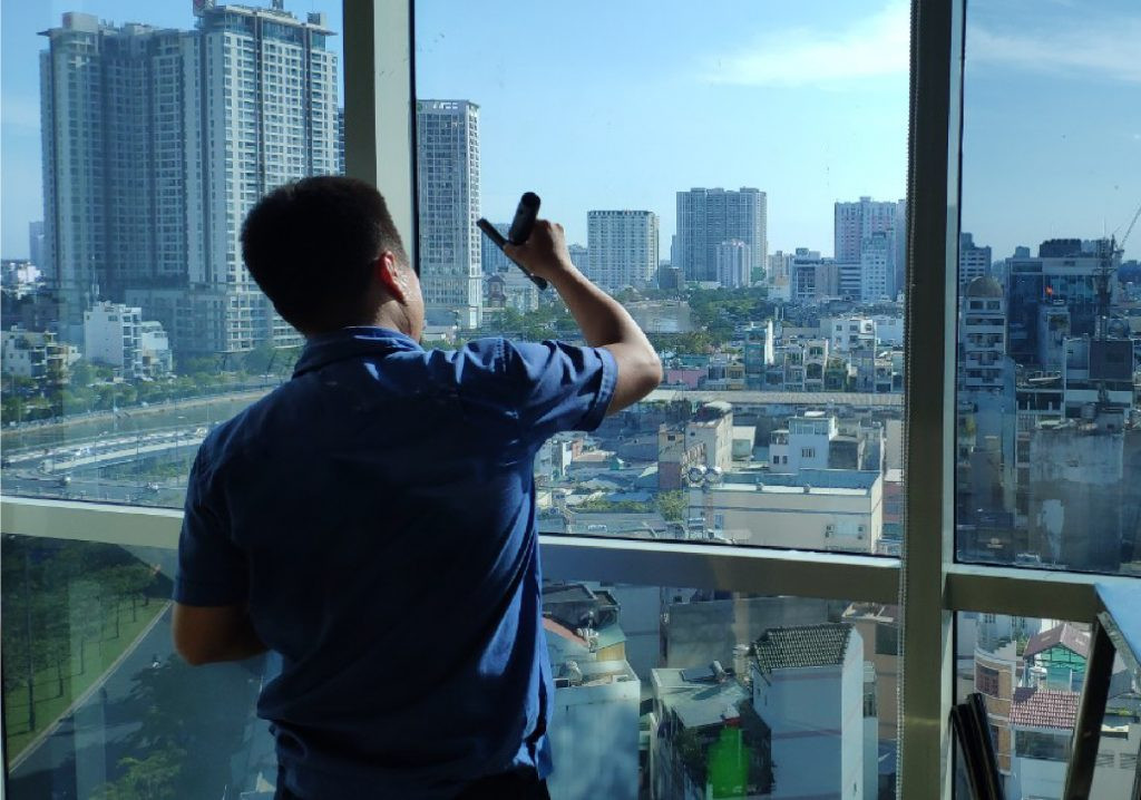 Mặc dù có nhiều công nghệ khác nhau, xong về cơ bản phim cách nhiệt điều hoạt động theo cơ chế hấp thụ nhiệt và phản xạ nhiệt.