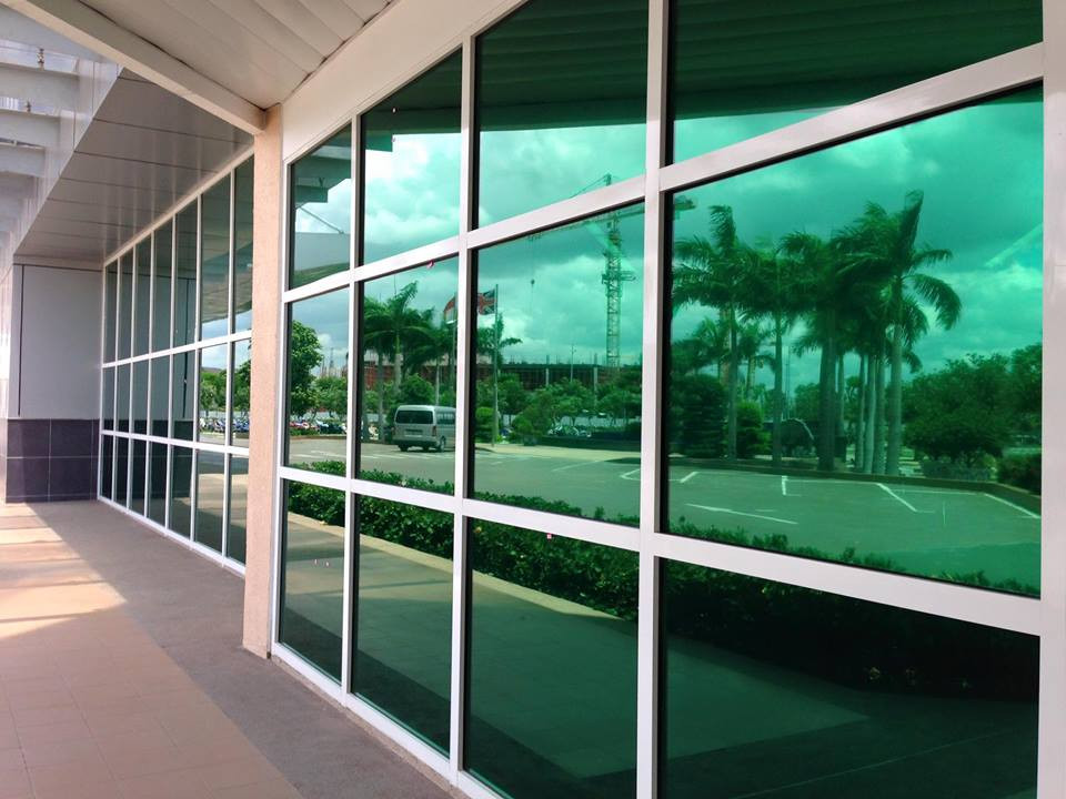 Với nguyên lý phản xạ nhiệt: Nhiệt từ mặt trời truyền đến bề mặt phim sẽ được phản xạ ra bên ngoài môi trường. Lượng nhiệt này sẽ bị loại bỏ hoàn toàn. Qua đó phim sẽ giúp giảm lượng nhiệt truyền từ bên ngoài vào bên trong.