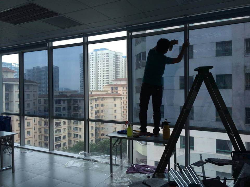 Tuy nhiên, các chuyên gia cũng biết, phim cách nhiệt cũng có nhiều nhược điểm: nhìn từ trong ra hay bị lóa mắt, nhức mắt, khó cảm nhận được độ sáng thực sự bên ngoài.