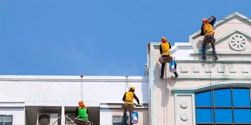 Đặc biệt, nên dán vào sáng sớm và chiều muộn khi lượng nhiệt độ không khí và bề mặt không quá lớn, làm giảm khả năng tiếp xúc của lớp keo với mặt kính. Nhiệt độ quá cao sẽ làm rộp, lớp keo dính dán nhưng dễ có bọt khí và nhanh bong tróc.