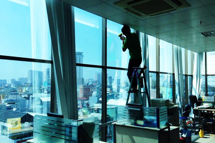 Cách chuyên gia khuyên, nếu lựa chọn phim cách nhiệt để chống nóng cho nhà, bạn cần chú ý đến các chỉ số như độ cản tia cực tím, tia UV và khả năng xuyên sáng qua lớp kính khi lựa chọn sản phẩm.