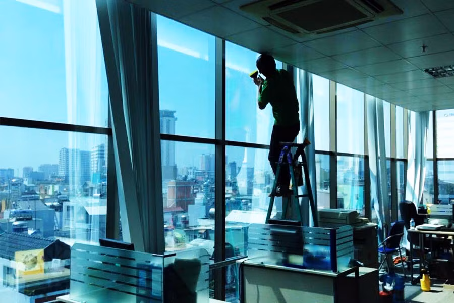 Cách chuyên gia khuyên, nếu lựa chọn phim cách nhiệt để chống nóng cho nhà, bạn cần chú ý đến các chỉ số như độ cản tia cực tím, tia UV và khả năng xuyên sáng qua lớp kính khi lựa chọn sản phẩm.