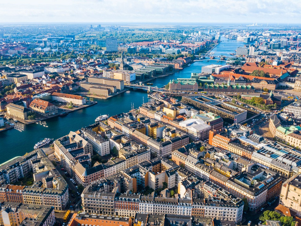 Thủ đô của Đan Mạch hiện nay là Copenhagen. Đây cũng chính là thành phố lớn nhất của Đan Mạch, đồng thời là thành phố lớn thứ hai trong khu vực Bắc Âu. Copenhage có diện tích hơn 88 km2, được thành lập từ năm 1167.