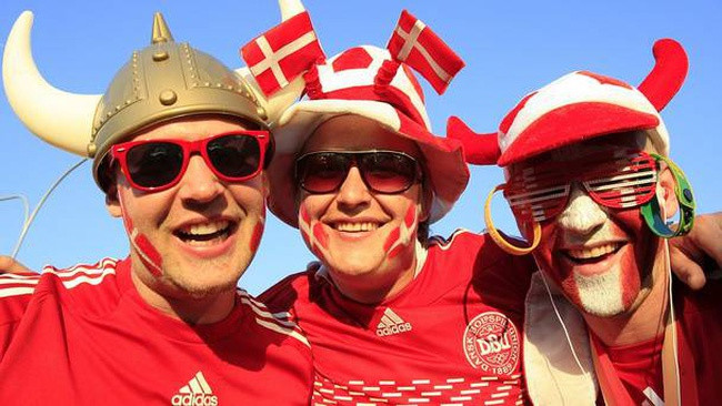 Cùng Na Uy, Phần Lan, Thuỵ Điển, Đan Mạch là quốc gia có chỉ số hạnh phúc của người dân cao nhất trên thế giới. Tại Đan Mạch, trường đại học miễn học phí cho sinh viên, trung bình mọi người làm việc ít hơn 40 giờ mỗi tuần, dịch vụ chăm sóc trẻ em mở cửa đến 16h30 và những người làm bố mẹ lần đầu được nghỉ phép hưởng lương. Ảnh: BBC.