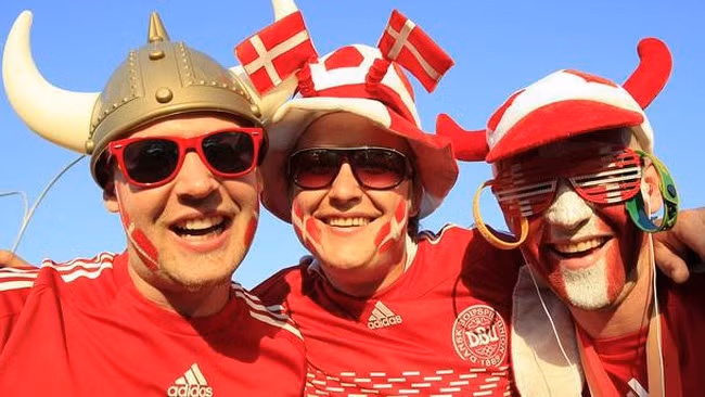 Cùng Na Uy, Phần Lan, Thuỵ Điển, Đan Mạch là quốc gia có chỉ số hạnh phúc của người dân cao nhất trên thế giới. Tại Đan Mạch, trường đại học miễn học phí cho sinh viên, trung bình mọi người làm việc ít hơn 40 giờ mỗi tuần, dịch vụ chăm sóc trẻ em mở cửa đến 16h30 và những người làm bố mẹ lần đầu được nghỉ phép hưởng lương. Ảnh: BBC.