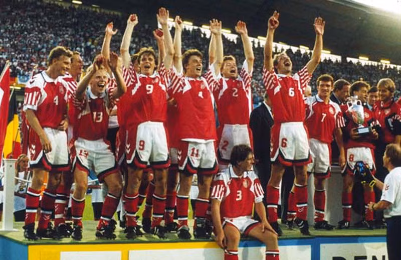 Thành tích cao nhất của đội tuyển bóng đá nam quốc gia Đan Mạch là giành chức vô địch tại Euro năm 1992, sau khi họ bất ngờ đánh bại đương kim vô địch thế giới, đội tuyển Đức, ở trận chung kết. Ảnh: UEFA.com.