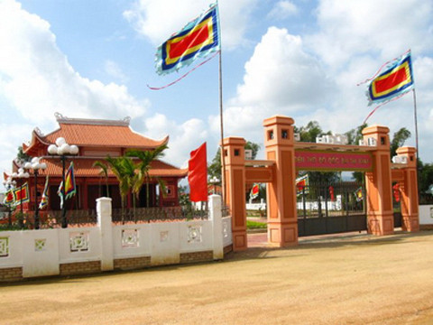 GS. Nguyễn Khắc Thuần đánh giá: "Bùi Thị Xuân là một hiện tượng rất đặc biệt. Cùng với chồng và hàng vạn các nghĩa sĩ Tây Sơn, bà đã đi suốt cuộc trường chinh ba chục năm trời, anh dũng chống cả thù trong lẫn giặc ngoài, một lòng dạ vì sự nghiệp cứu dân cứu nước. Từ một phụ nữ bình thường, Bùi Thị Xuân đã trở thành danh tướng được đời đời kính trọng...".