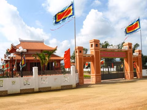 GS. Nguyễn Khắc Thuần đánh giá: "Bùi Thị Xuân là một hiện tượng rất đặc biệt. Cùng với chồng và hàng vạn các nghĩa sĩ Tây Sơn, bà đã đi suốt cuộc trường chinh ba chục năm trời, anh dũng chống cả thù trong lẫn giặc ngoài, một lòng dạ vì sự nghiệp cứu dân cứu nước. Từ một phụ nữ bình thường, Bùi Thị Xuân đã trở thành danh tướng được đời đời kính trọng...".