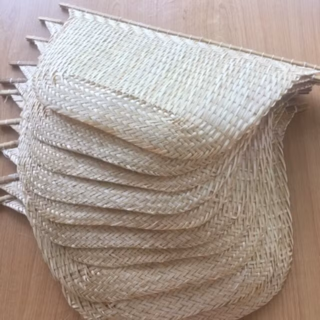 Ngày nay dùng quạt điện, điều hòa, còn ngày xưa quạt tay là vật dụng chống nóng chủ trọng, không thể thiếu trong mỗi gia đình. Quạt nhẹ để người dùng cầm trên tay phe phẩy, đưa đẩy hơi gió. Quạt tay được làm bằng nan, giấy nên được gọi là quạt nan, quạt giấy.